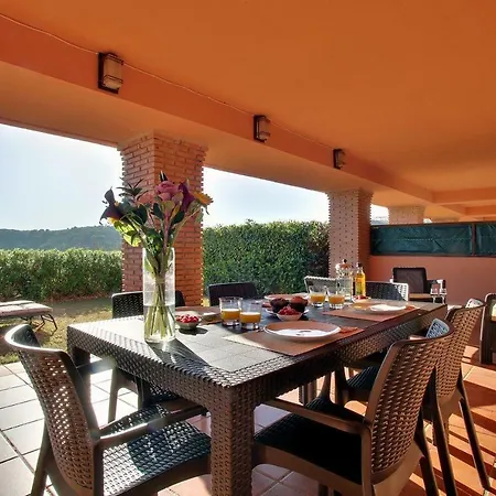 Golf Gardens Apartment *